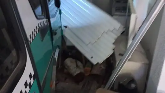 Kontrolden çıkan minibüs eve girdi