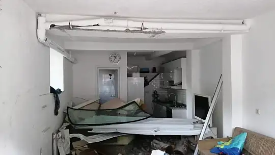Kontrolden çıkan minibüs eve girdi