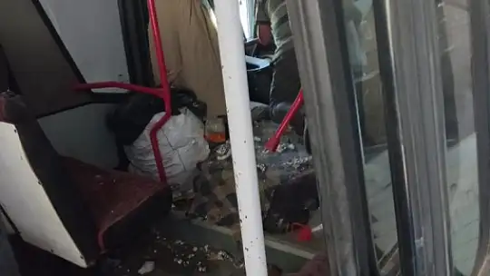 Kontrolden çıkan minibüs eve girdi