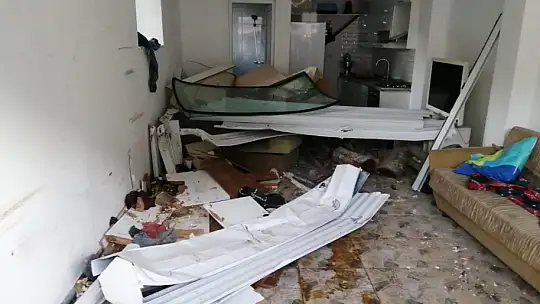 Kontrolden çıkan minibüs eve girdi