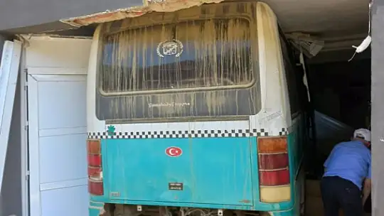 Kontrolden çıkan minibüs eve girdi