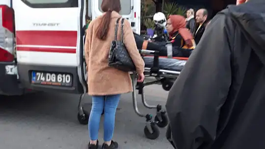 İki aracın arasına sıkıştı