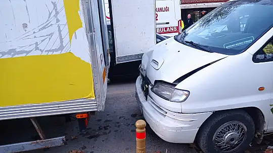 İki aracın arasına sıkıştı