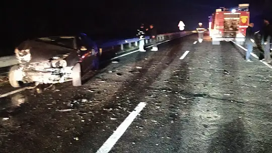 Otomobil iş makinesine çarptı