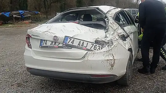 Tabelaya çarpıp takla attı