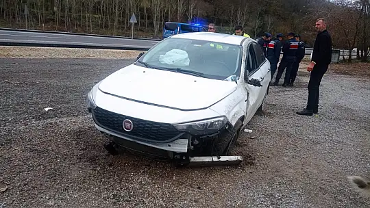 Tabelaya çarpıp takla attı