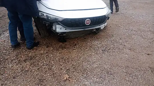 Tabelaya çarpıp takla attı
