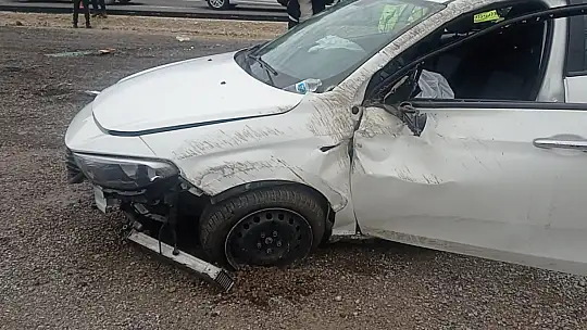 Tabelaya çarpıp takla attı