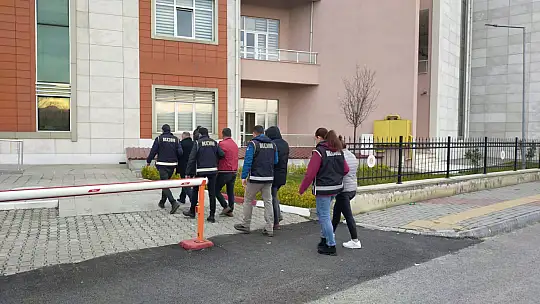 Beş adrese baskın yapıldı