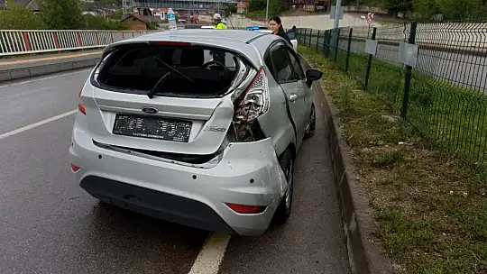 Otomobil karşı şeride geçti