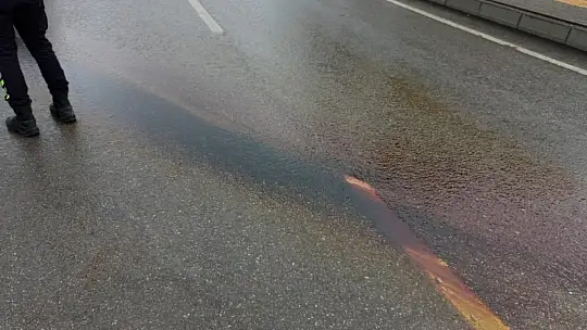 Otomobil karşı şeride geçti