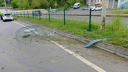 Otomobil karşı şeride geçti