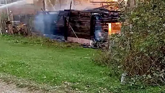Yangında 2 ev küle döndü