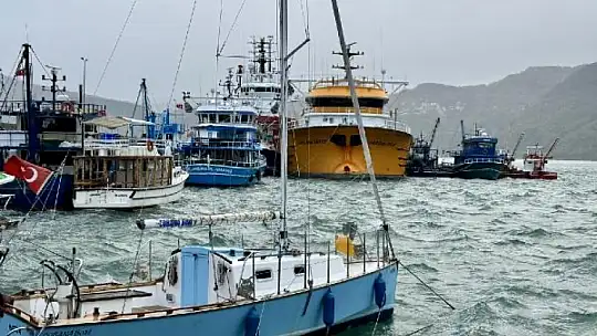 Amasra'da şiddetli fırtınada tekne battı