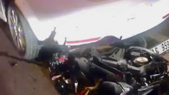 Motosiklet otomobilin altına girdi