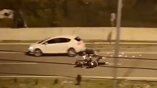 Motosiklet otomobilin altına girdi