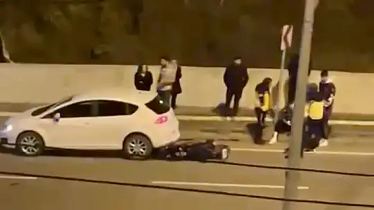 Motosiklet otomobilin altına girdi