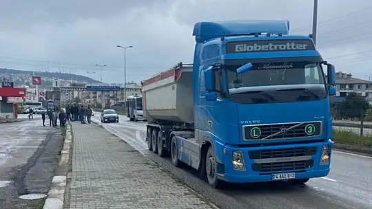 Servis minibüsü tıra çarptı
