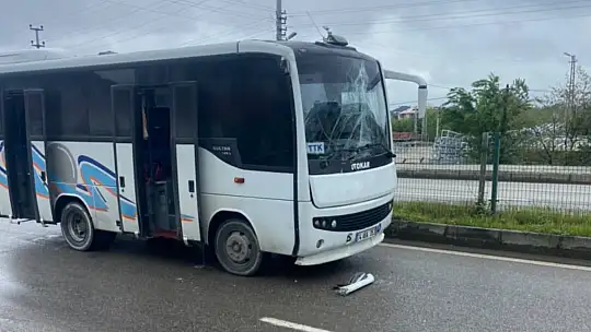 Servis minibüsü tıra çarptı