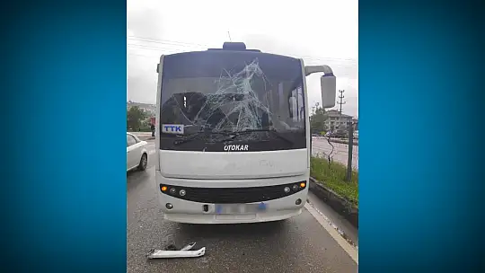 Servis minibüsü tıra çarptı