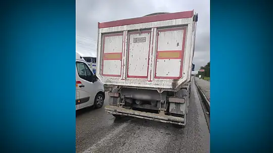 Servis minibüsü tıra çarptı
