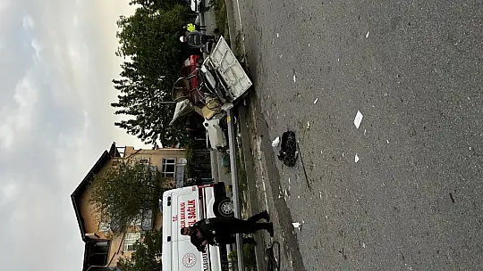 Feci kazada araç ikiye bölündü