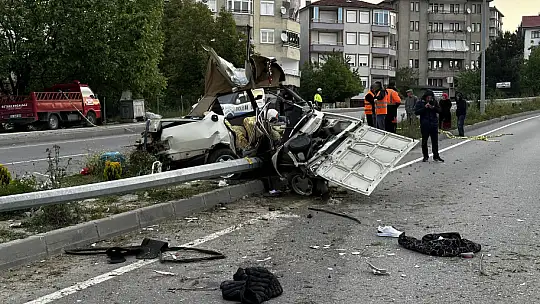 Feci kazada araç ikiye bölündü