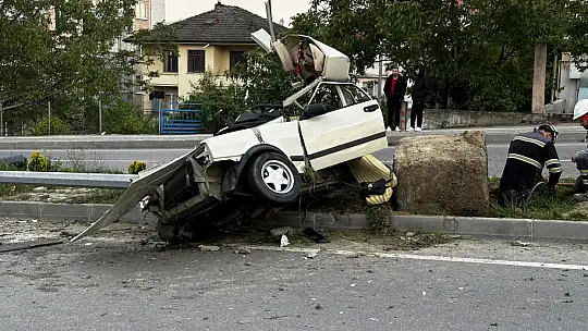 Feci kazada araç ikiye bölündü