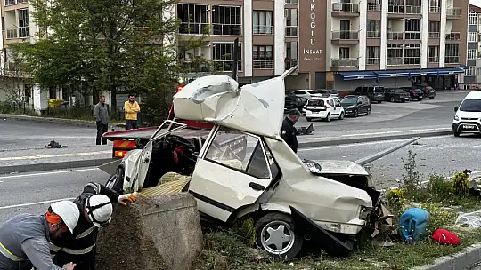 Feci kazada araç ikiye bölündü