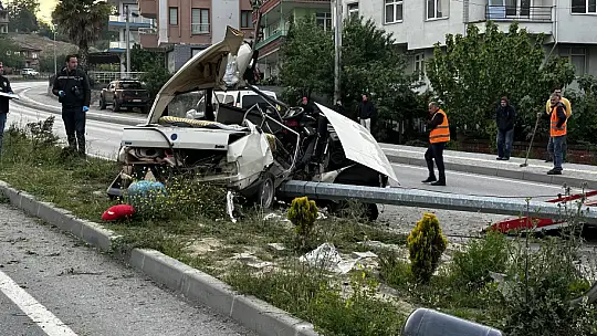 Feci kazada araç ikiye bölündü