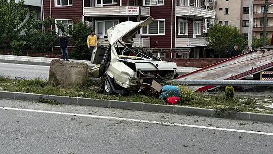 Feci kazada araç ikiye bölündü