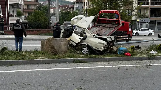 Feci kazada araç ikiye bölündü