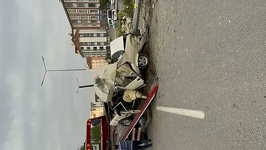 Feci kazada araç ikiye bölündü