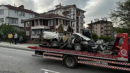 Feci kazada araç ikiye bölündü