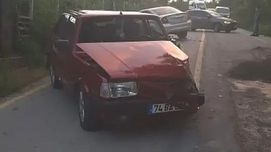 İki otomobil kafa kafaya çarpıştı