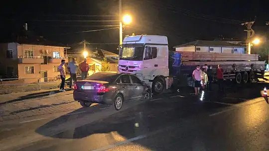 Karşı şeride atladı, tıra çarptı