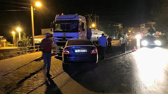 Karşı şeride atladı, tıra çarptı
