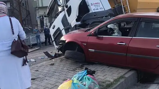 Son dakika, Tır ile otomobil çarpıştı