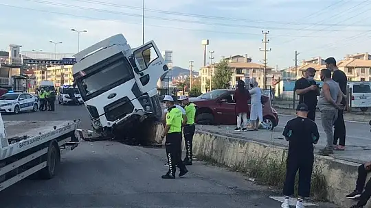 Son dakika, Tır ile otomobil çarpıştı