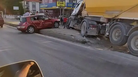 Son dakika, Tır ile otomobil çarpıştı