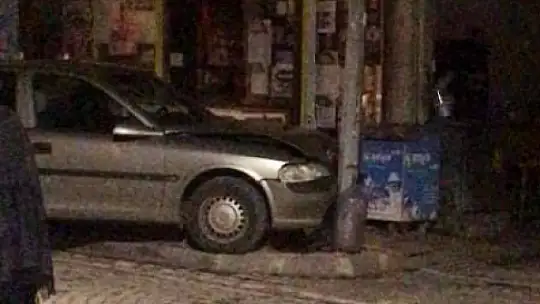 Otomobil elektrik direğine çarptı