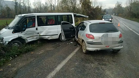 Otomobil ile minibüs çarpıştı