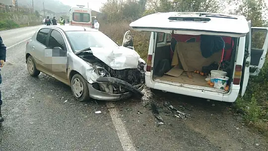 Otomobil ile minibüs çarpıştı