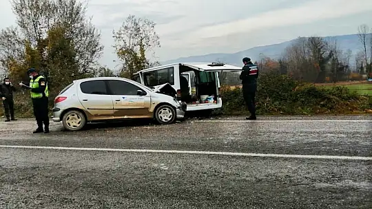 Otomobil ile minibüs çarpıştı