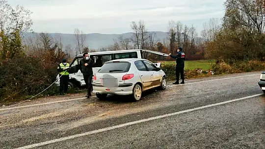 Otomobil ile minibüs çarpıştı