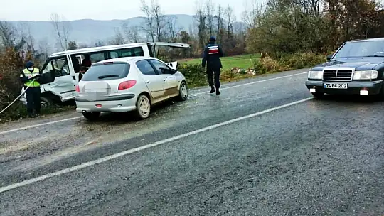 Otomobil ile minibüs çarpıştı