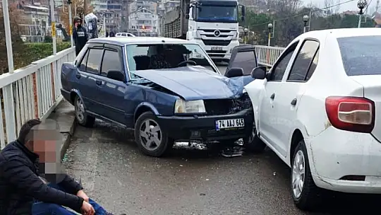 İki araç köprüde çarpıştı