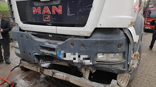 İki kamyon kafa kafaya çarpıştı