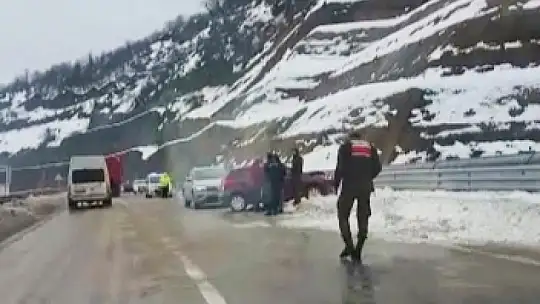 İki araç çarpıştı