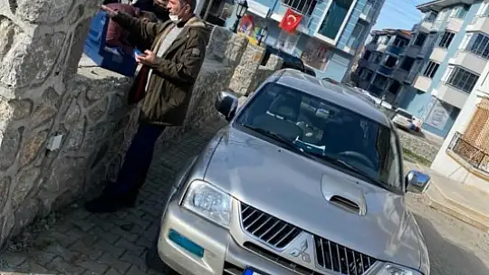 Aracın yanına gittiğinde gördü